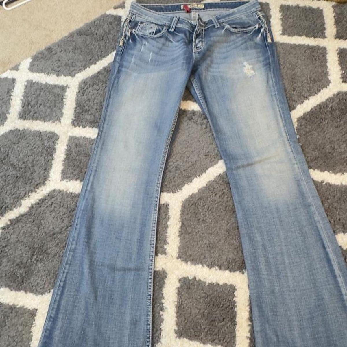 Low rise bootcut blue jeans with a distressed look #bootcut #distressed #y2k