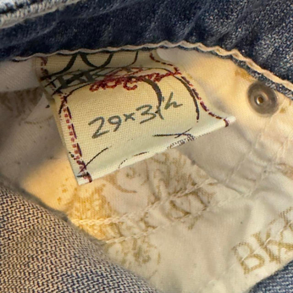 Low rise bootcut blue jeans with a distressed look #bootcut #distressed #y2k