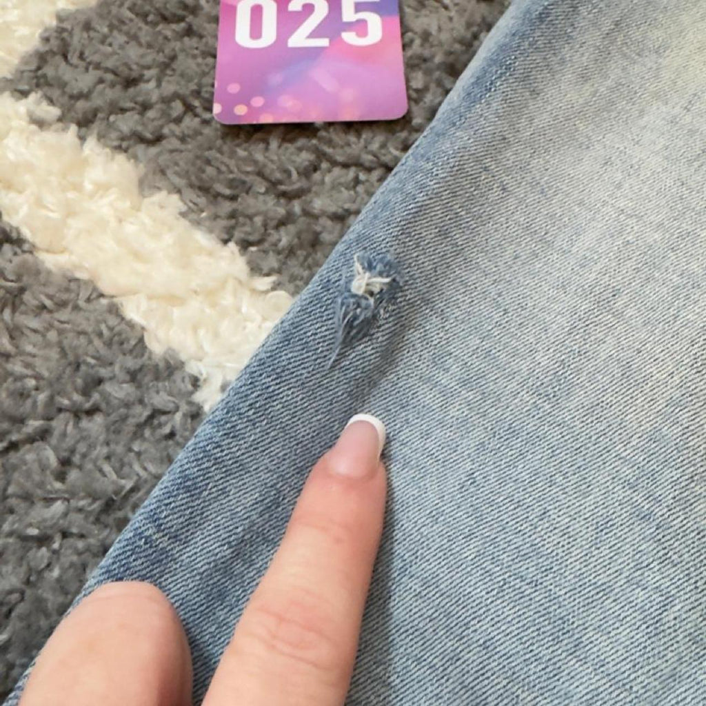 Light wash denim jeans size 29x32 #denim #lightwash #buckleblack