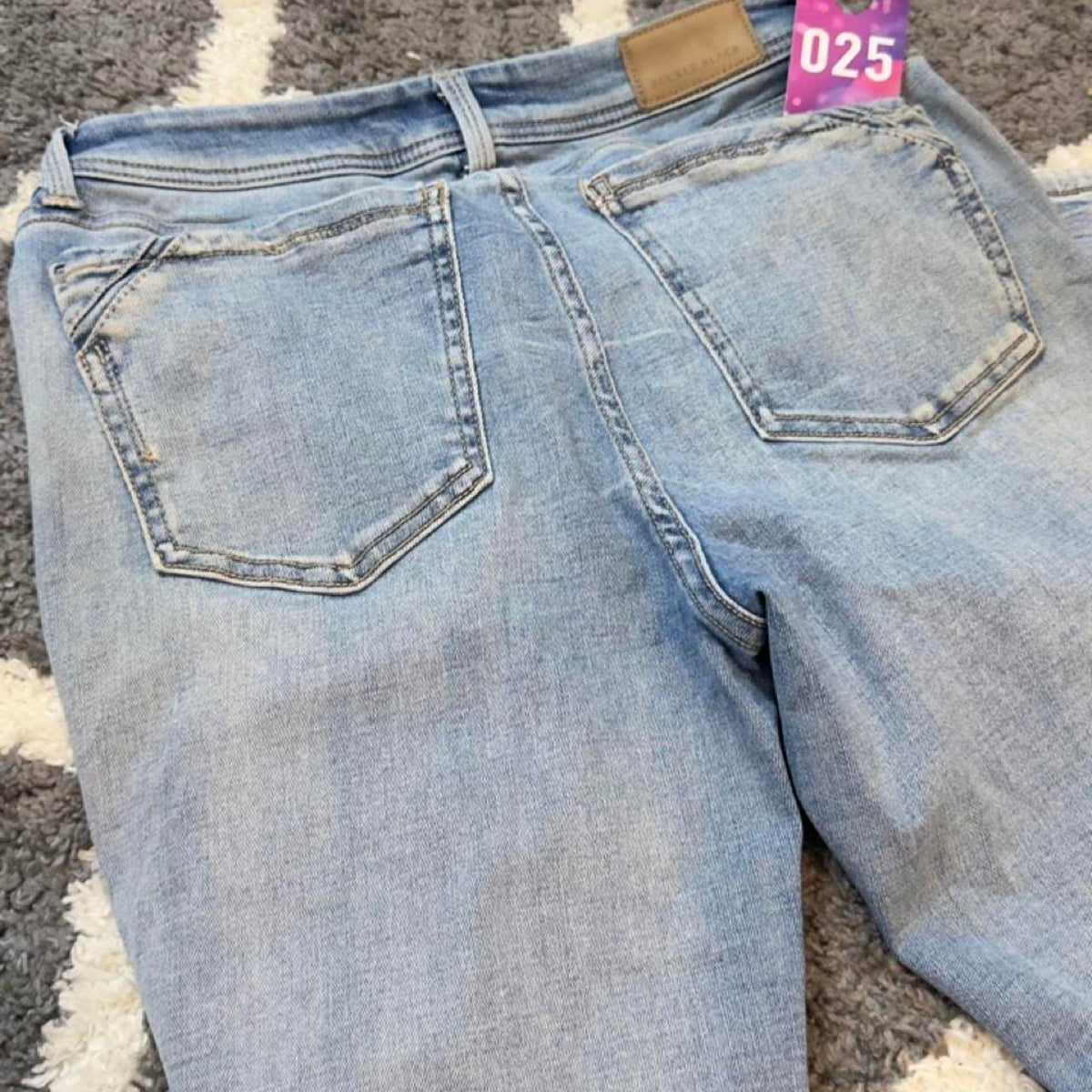 Light wash denim jeans size 29x32 #denim #lightwash #buckleblack