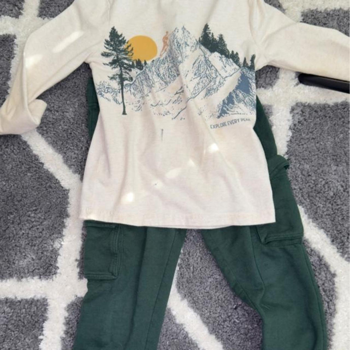 Tommy Bahama kids 2 piece set with mountain scene graphic featuring trees and a sun, size 5/6 years #kidsfashion #mountains