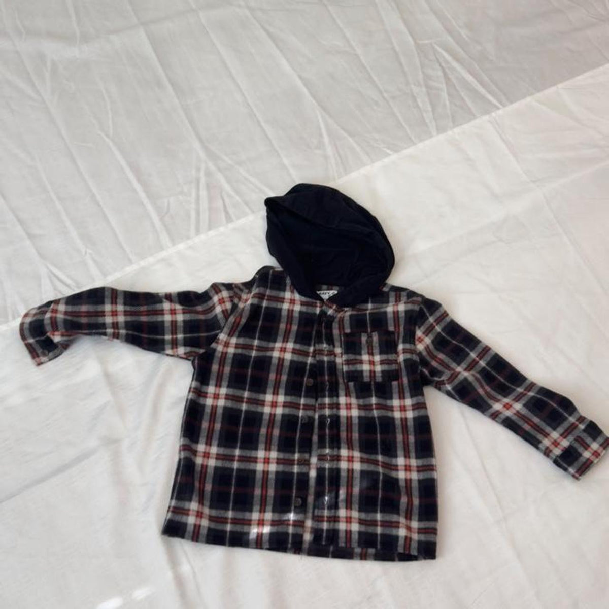 Old Navy black, white, and red plaid flannel hoodie jacket for kids size 5T #kidswear #plaid