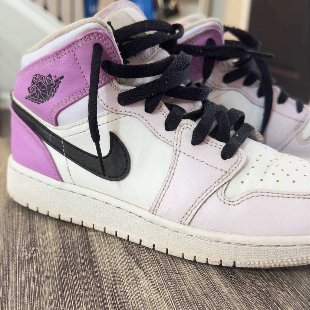 Youth Jordan Air Jordan 1 Mid BARELY GRAPE/WHITE/RUSH FUCHSIA/BLACK SKU: DQ8423-501 Brand - Image 1