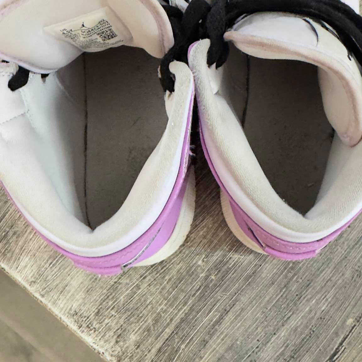 Youth Jordan Air Jordan 1 Mid BARELY GRAPE/WHITE/RUSH FUCHSIA/BLACK SKU: DQ8423-501 Brand - Image 4