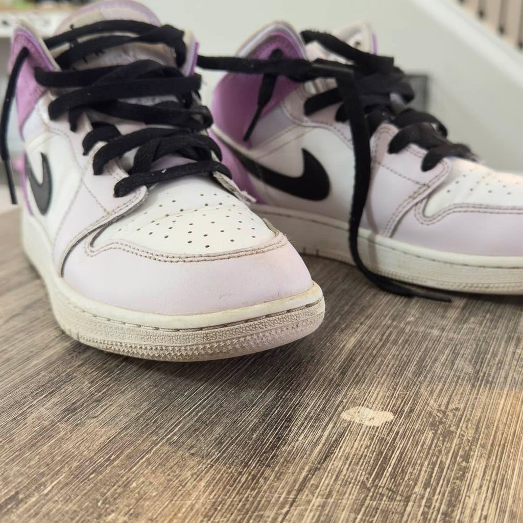 Youth Jordan Air Jordan 1 Mid BARELY GRAPE/WHITE/RUSH FUCHSIA/BLACK SKU: DQ8423-501 Brand - Image 3