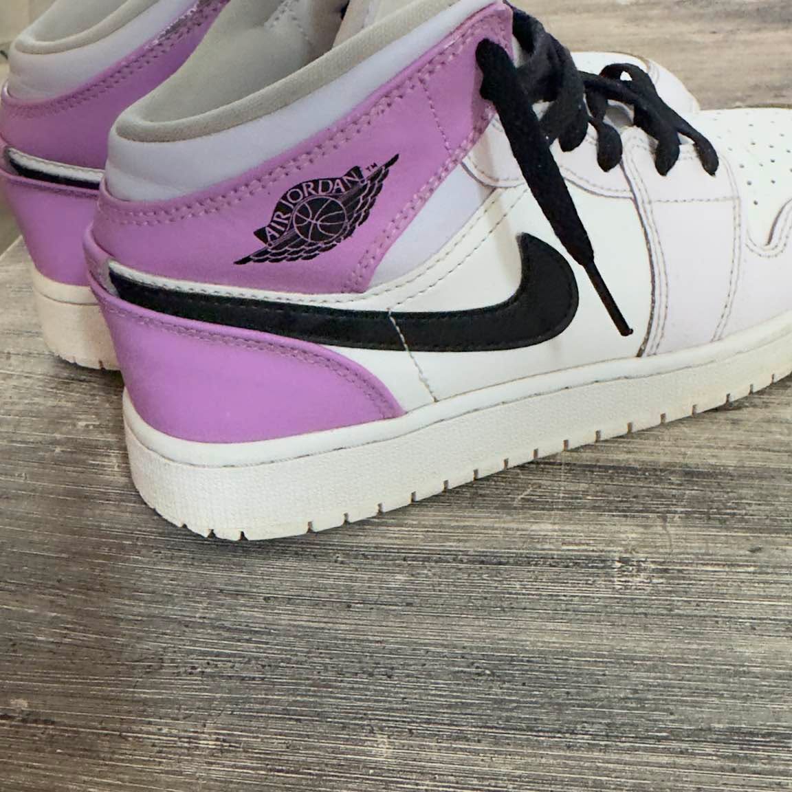 Youth Jordan Air Jordan 1 Mid BARELY GRAPE/WHITE/RUSH FUCHSIA/BLACK SKU: DQ8423-501 Brand - Image 5
