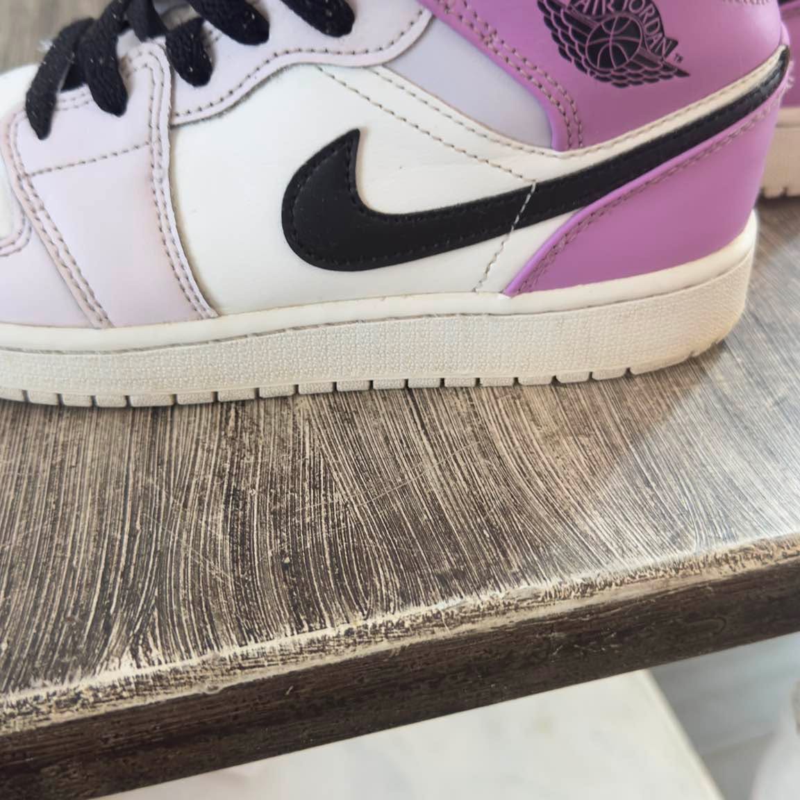 Youth Jordan Air Jordan 1 Mid BARELY GRAPE/WHITE/RUSH FUCHSIA/BLACK SKU: DQ8423-501 Brand - Image 6